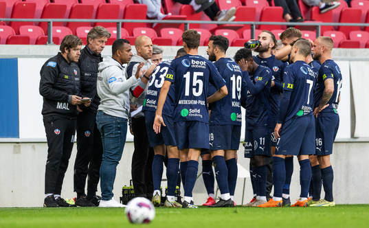 Helsingborgs tränare Alvaro Santos och tränare Mattias Lindström samt spelarna