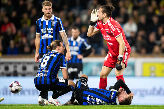 Sirius Dennis Widgren har ont och kollas till av Tim Björkström och målvakt David Mitov Nilsson