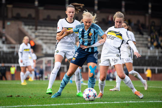 AIKs Hedda Johansson och Olivia Lindstedt och Djurgårdens Stinalisa Johansson