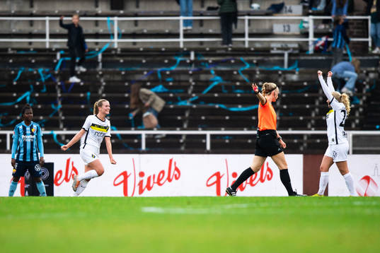 AIKs Olivia Lindstedt och Wilma Ljung Klingwall jublar efter 4-1