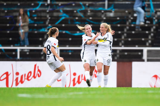 AIKs Matilda Nilden och Olivia Lindstedt jublar efter 4-1 av Wilma Ljung Klingwall