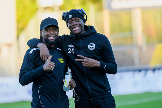 Mjällbys Heradi Rashidi och Värnamos Moonga Simba före