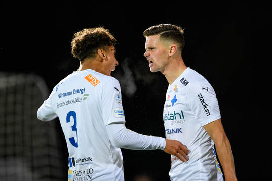 Värnamos Marcus Antonsson (th) jublar