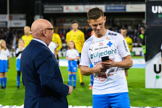 Värnamos Marcus Antonsson får pris som månadens spelare före fotbollsmatchen i Allsvenskan mellan Värnamo och Mjällby den 3 oktober 2022 i Värnamo. 