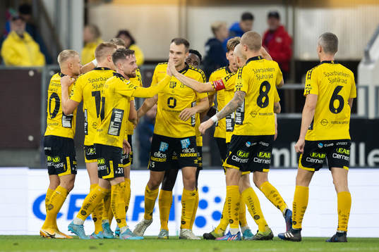 Elfsborgs Alexander Bernhardsson jublar med lagkamrater