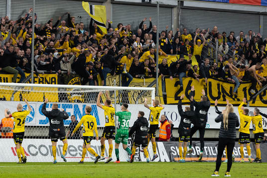 Elfsborgs spelare jublar med sin klack