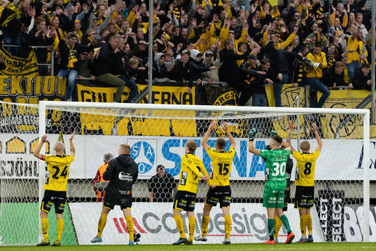 Elfsborgs spelare jublar med sin klack