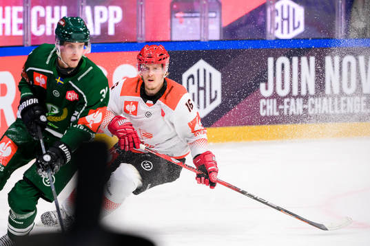 Carl Jakobsson of Färjestad and Saku Kinnunen of Cracovia