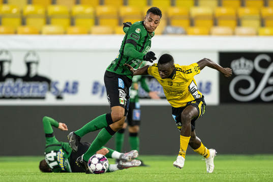 Varbergs Simon Karlsson Adjei och Elfsborgs Timothy Noor Ouma
