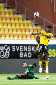 Varbergs Simon Karlsson Adjei i kamp med Elfsborgs Maudo Lamine Jarjué och Ibrahim Buhari