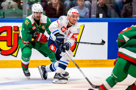 Ludvig Larsson of Rögle and Sven Andrighetto of ZSC Lions