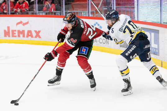 Örebros Jani Lajunen och HV71s Marcus Davidsson