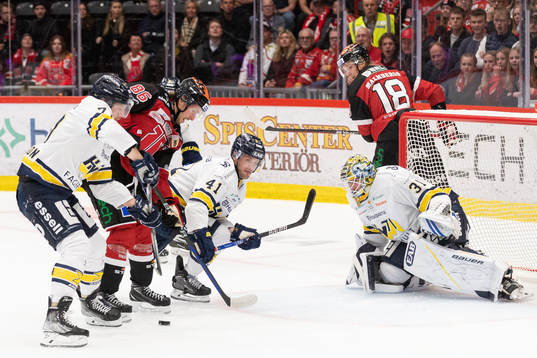 Örebros Mathias Bromé oroar framför HV71s Chad Billins