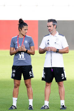 Assistant coach Montserrat Tomé and Coach Jorge Vilda of