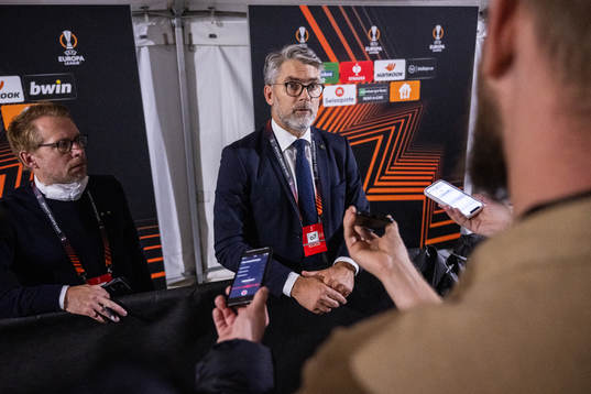 Malmö FFs VD Niclas Carlnén med pressansvarig Peter Sohlmér pratar med journalister
