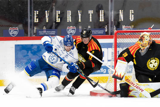 Leksands Jon Knuts oroar bakom Brynäs Tom Hedberg och