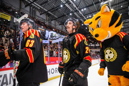Brynäs Julius Bergman och Hannes Björninen jublar