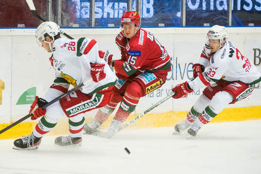 Modos Filip Svenningsson kämpar mot Moras Jonathan