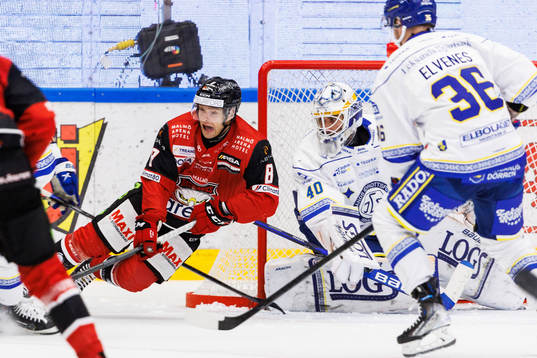 Malmö Redhawks Johan Olofsson och Leksands målvakt Mantas