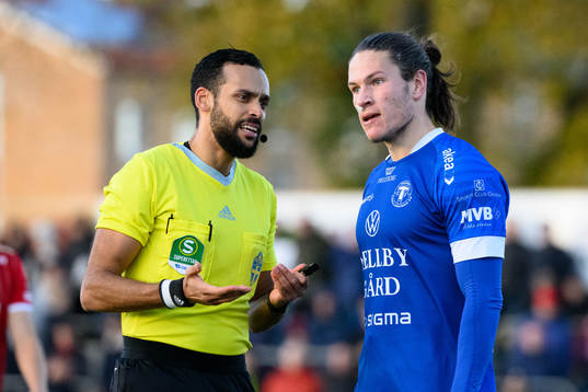 Domare Farouk Nehdi pratar med Trelleborgs Isak Jönsson