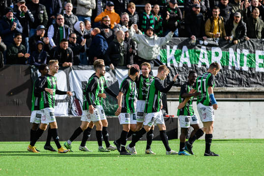 GAISs spelare jublar efter 0-1