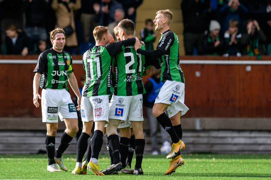 GAIS spelare jublar efter 0-2 av Niklas Andersen