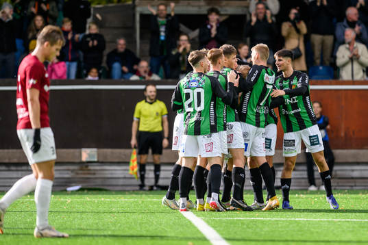 GAIS spelare jublar efter 0-2 av Niklas Andersen