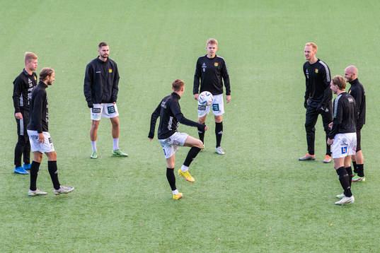 GAIS spelare Gustav Lundgren , Filip Gustafsson, Axel Noren, Julius Lindberg , Viktor Alexandersson, Viktor Kruger, Niklas Andersen och August Wängberg värmer upp