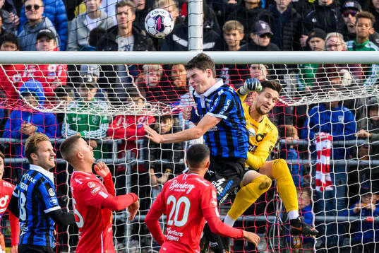 Sirius Jamie Roche och Degerfors målvakt Jeffrey Gal