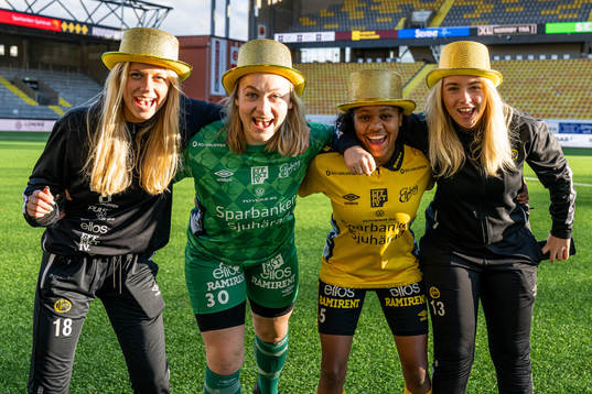 Elfsborgs Tilda Broden, målvakt Tuva Janveden Mobrandt, Vanessa Lopez och Evelina Brink jublar
