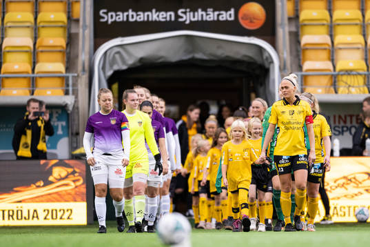 Lagen kommer ut till match med lagkaptenerna Westbos Emma Josefsson och Elfsborgs Ellen Larsson i spetsen