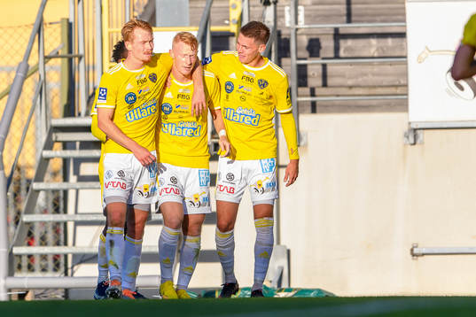 Falkenbergs spelare jublar efter 3-2