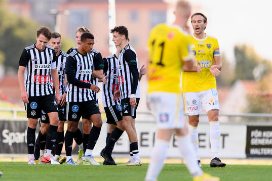 Lindomes spelare jublar efter 2-2