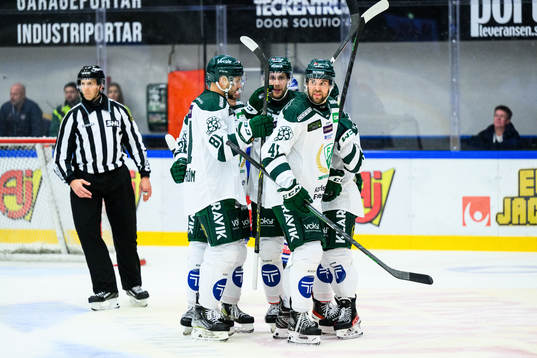 Färjestads Henrik Björklund jublar med lagkamrater