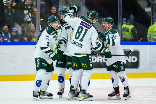 Färjestads Joel Nyström jublar med lagkamrater