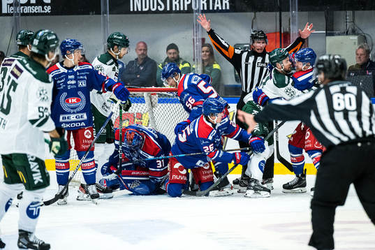 stökigt framför Oskarshamns målvakt Tim Juel