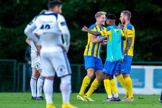 Eskilsminnes Danijal Omanovic, Josef Getachew  och Casper Seger jublar