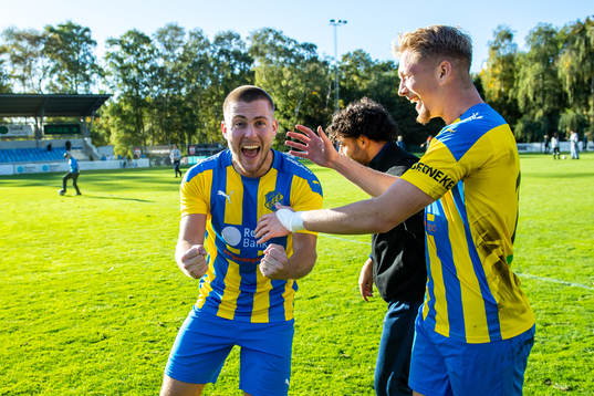 Eskilsminnes Dragos Daniel Farcas Lohan och Danijal Omanovic jublar