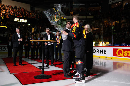 Ove Molin tar emot blommor från Brynäs Anton Rödin