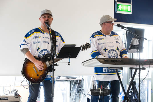 Mackan och Bäcker spelar i foajén innan ishockeymatchen i