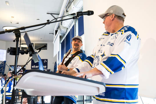 Mackan och Bäcker spelar i foajén innan ishockeymatchen i