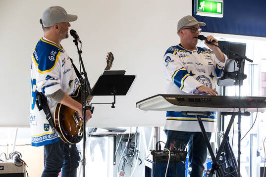 Mackan och Bäcker spelar i foajén innan ishockeymatchen i