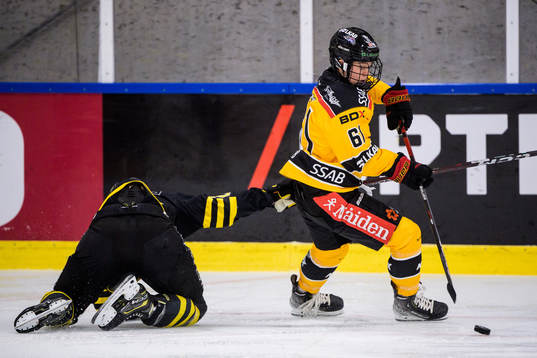 AIKs Emma Eriksson och Luleås Lisa Johansson