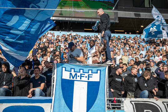 Malmö FFs Mahamé Siby på läktaren