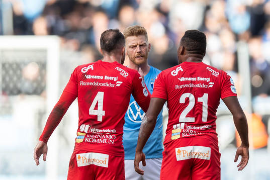 Malmö FFs Anders Christiansen i diskussion med Värnamos