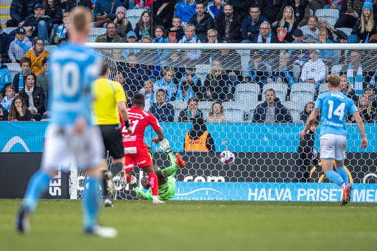 Malmö FFs målvakt Ismael Diawara räddar boll från Värnamos Abdussalam Magashy