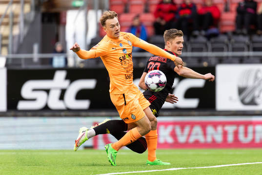 AFC Eskilstunas Anton Ekeroth och Östersunds Sebastian Karlsson Grach