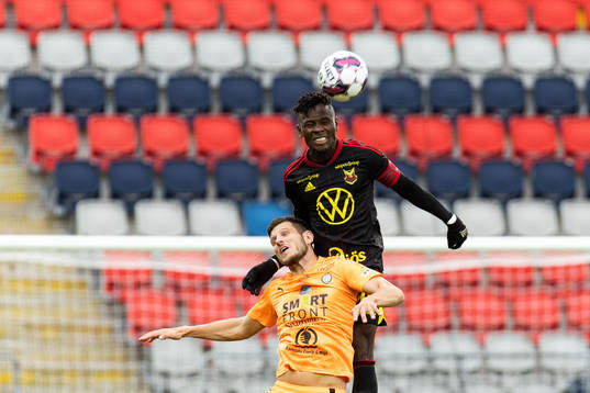 AFC Eskilstunas Ashley Coffey och Östersunds Samuel Mensiro