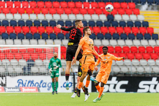 Östersunds Kristian Novak i kamp med AFC Eskilstunas Ashley Coffey