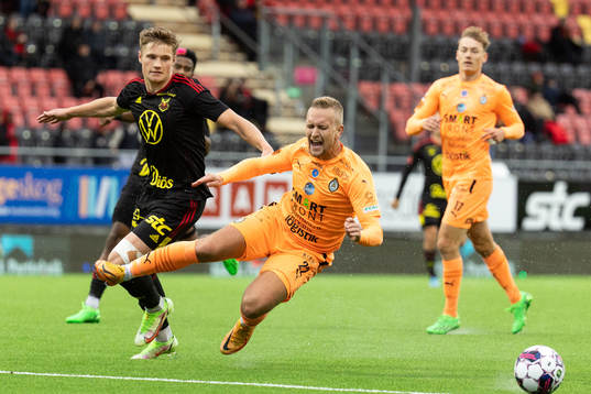 Östersunds Sebastian Karlsson Grach och AFC Eskilstunas Alexander Michel Melki